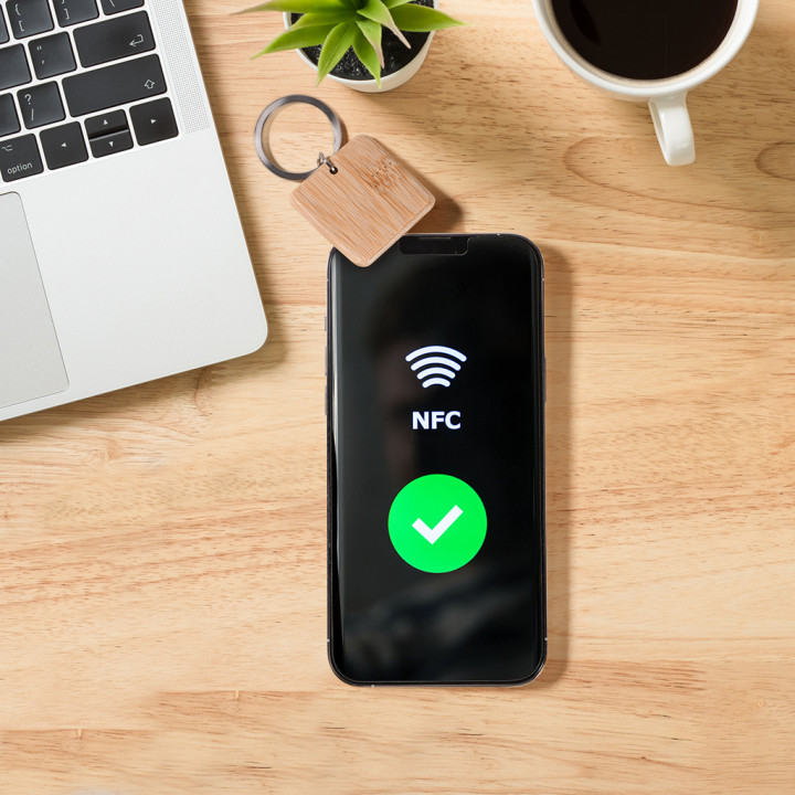 Llavero de bambú con etiqueta nfc